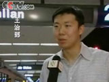王治郅在机场接受记者采访