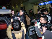 王治郅抵达北京机场